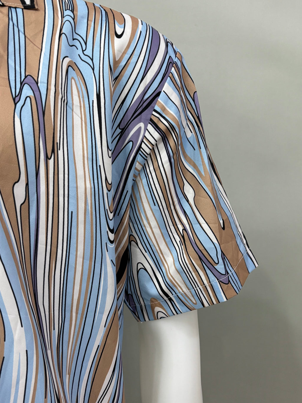 Large Swirl Print/Striking Mix Color Short Sleeve Bottom-Up