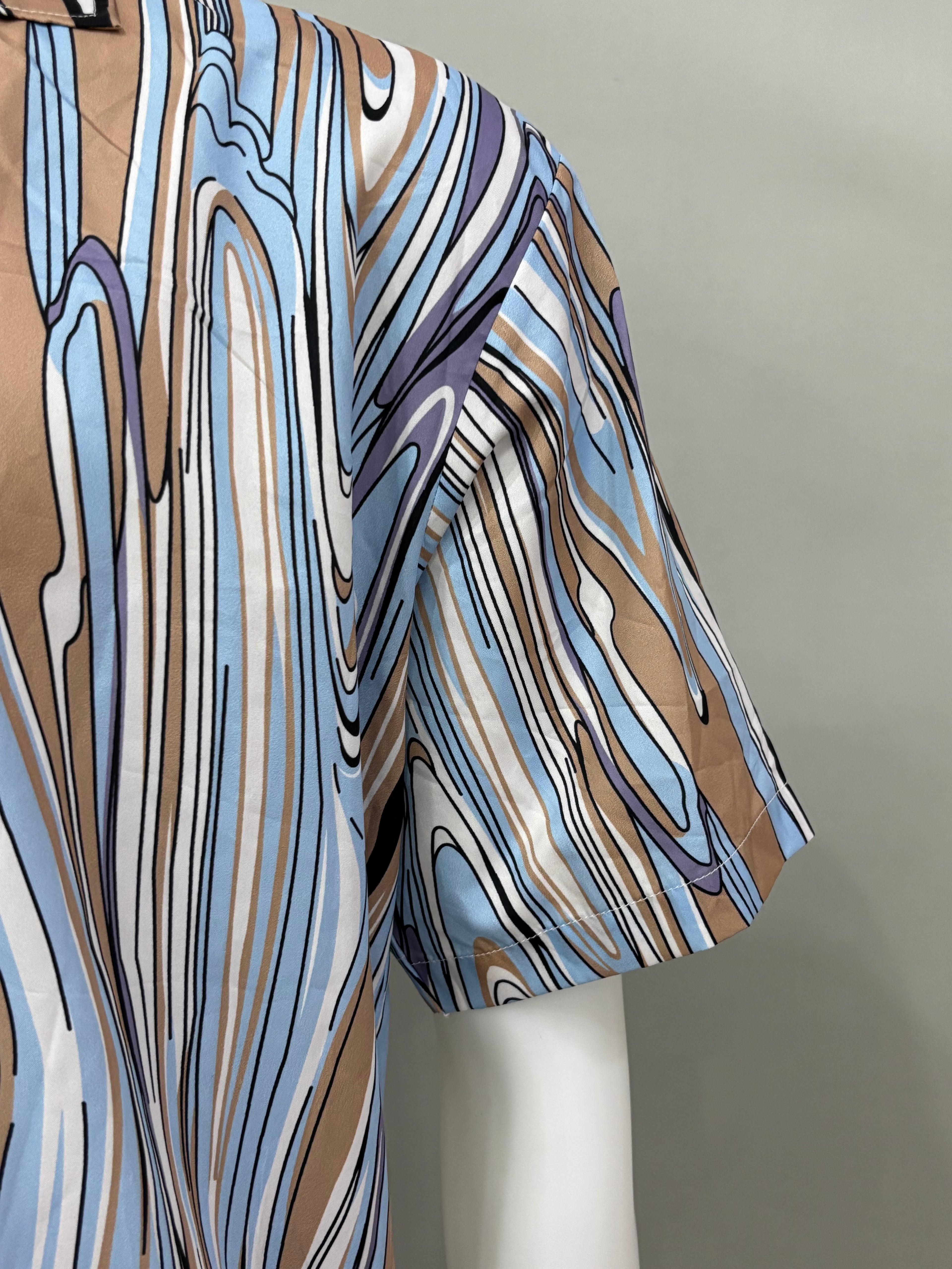 Large Swirl Print/Striking Mix Color Short Sleeve Bottom-Up