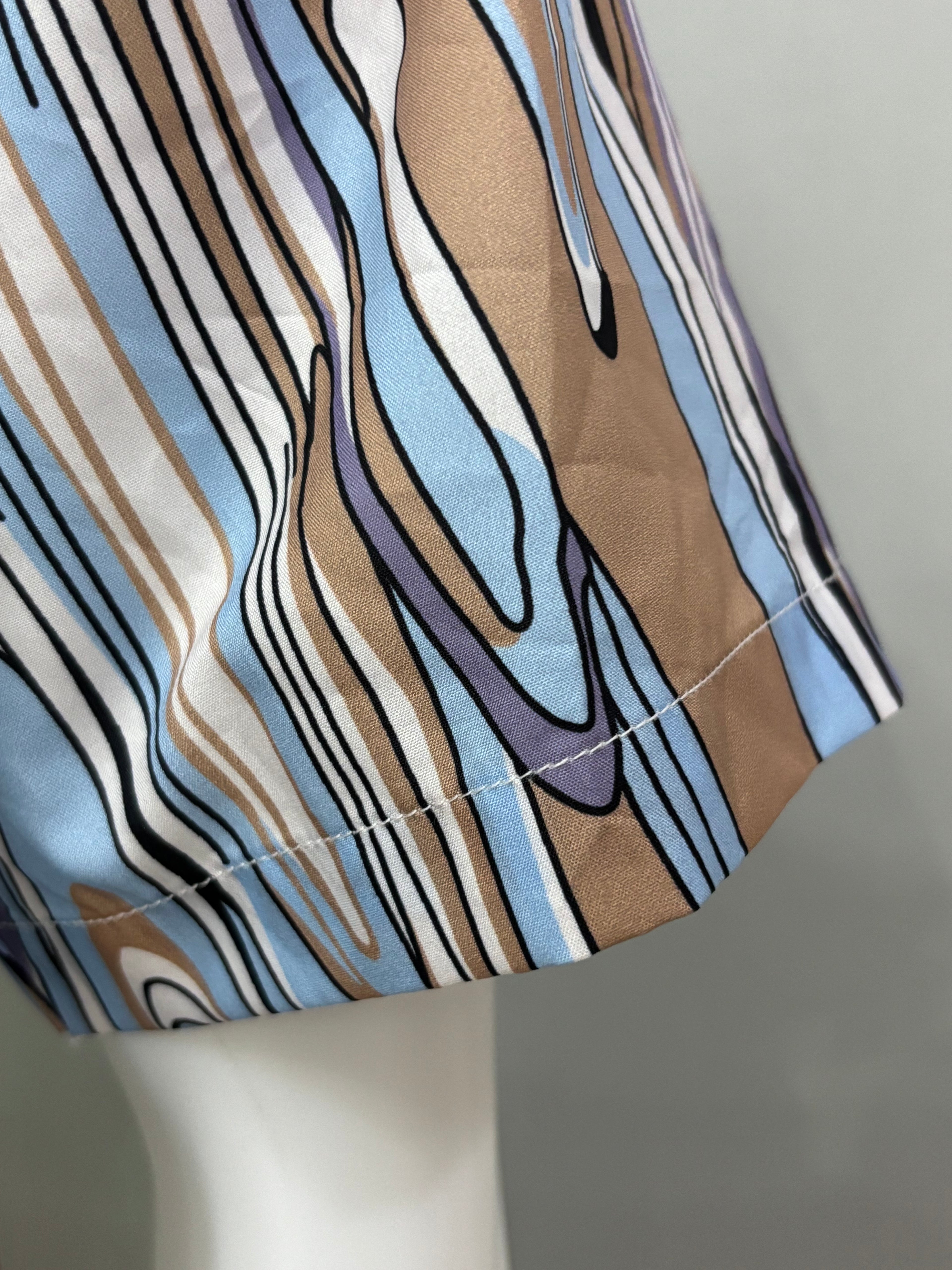 Large Swirl Print/Striking Mix Color Short Sleeve Bottom-Up