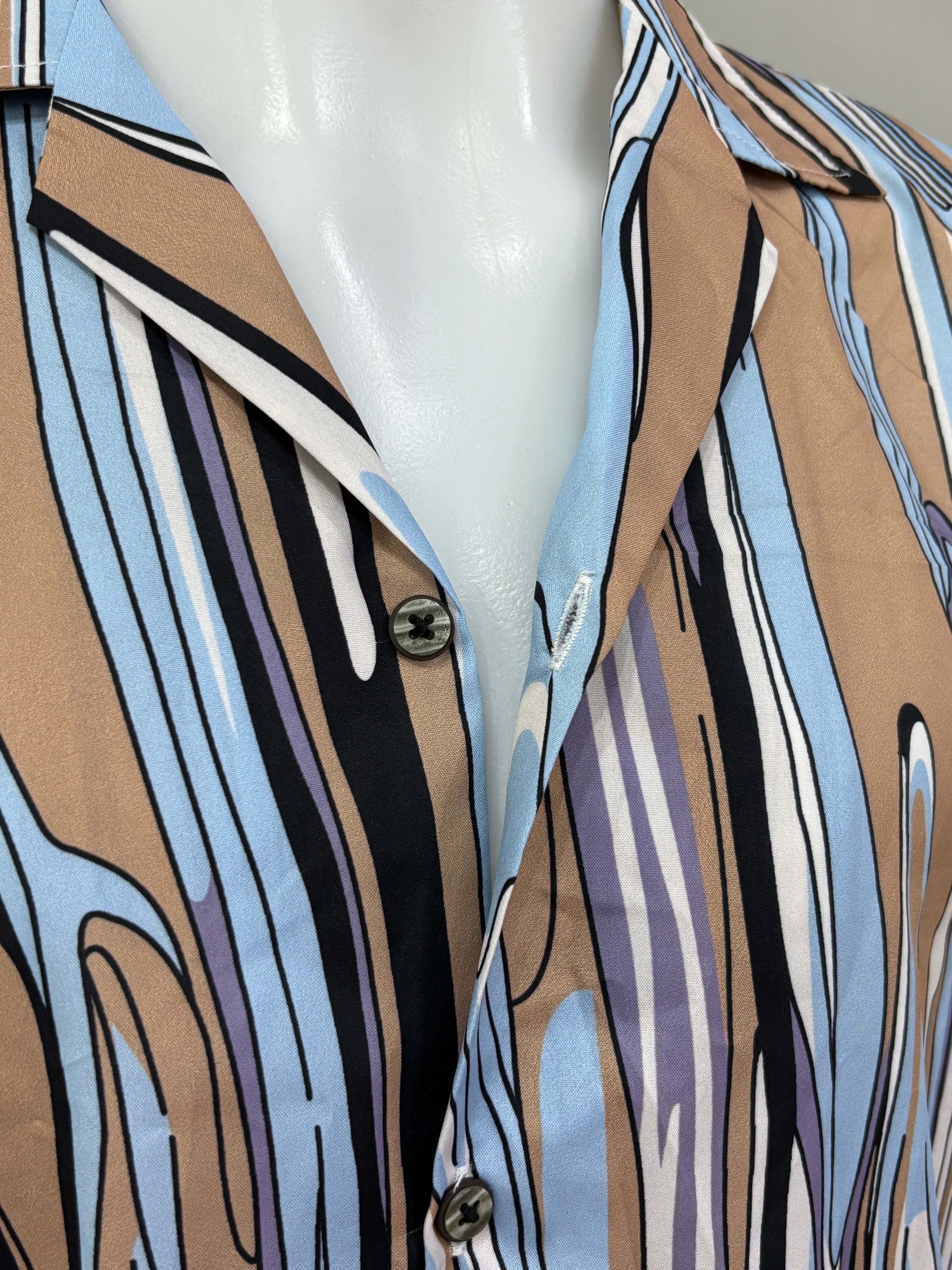 Large Swirl Print/Striking Mix Color Short Sleeve Bottom-Up