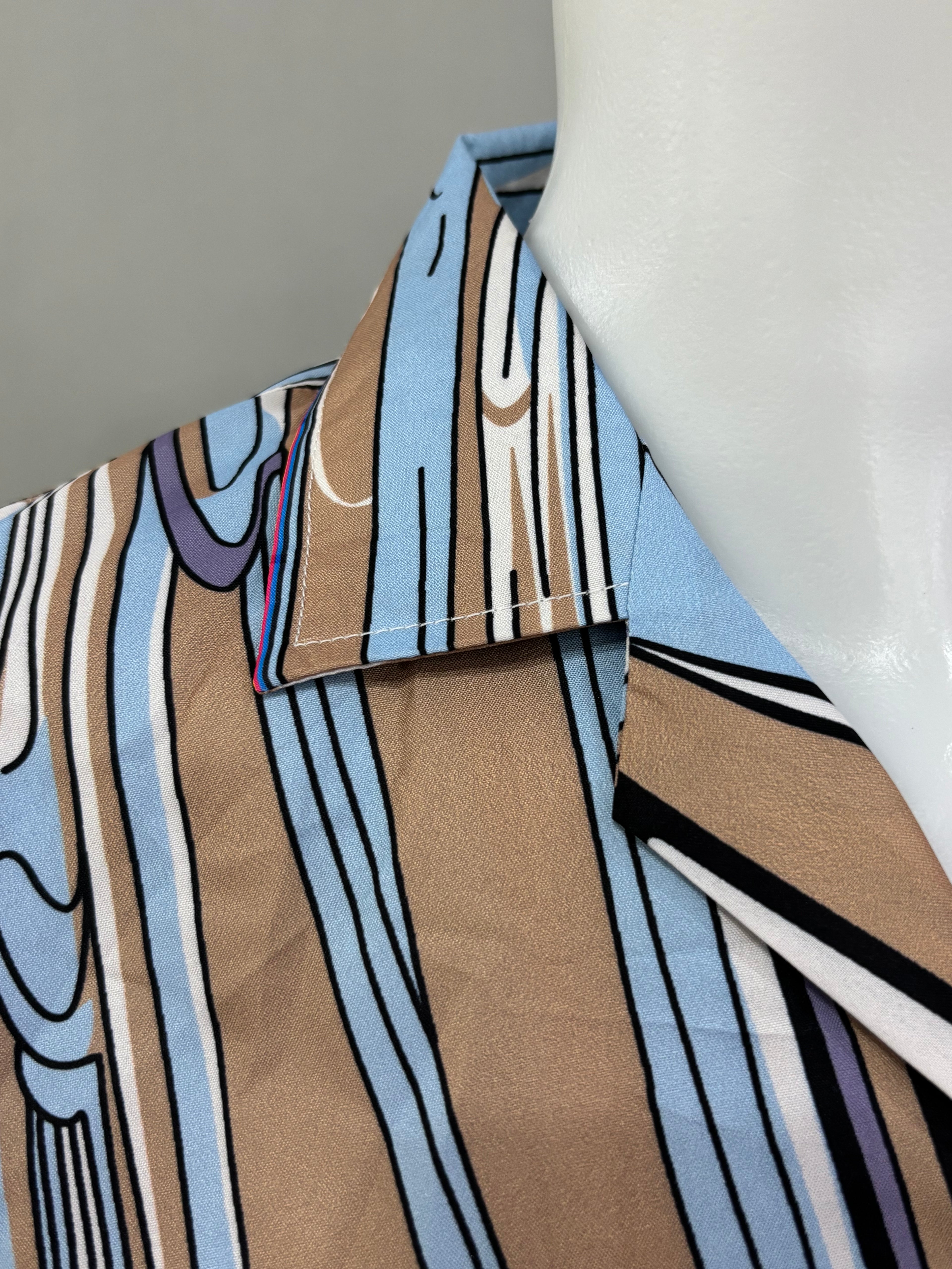 Large Swirl Print/Striking Mix Color Short Sleeve Bottom-Up