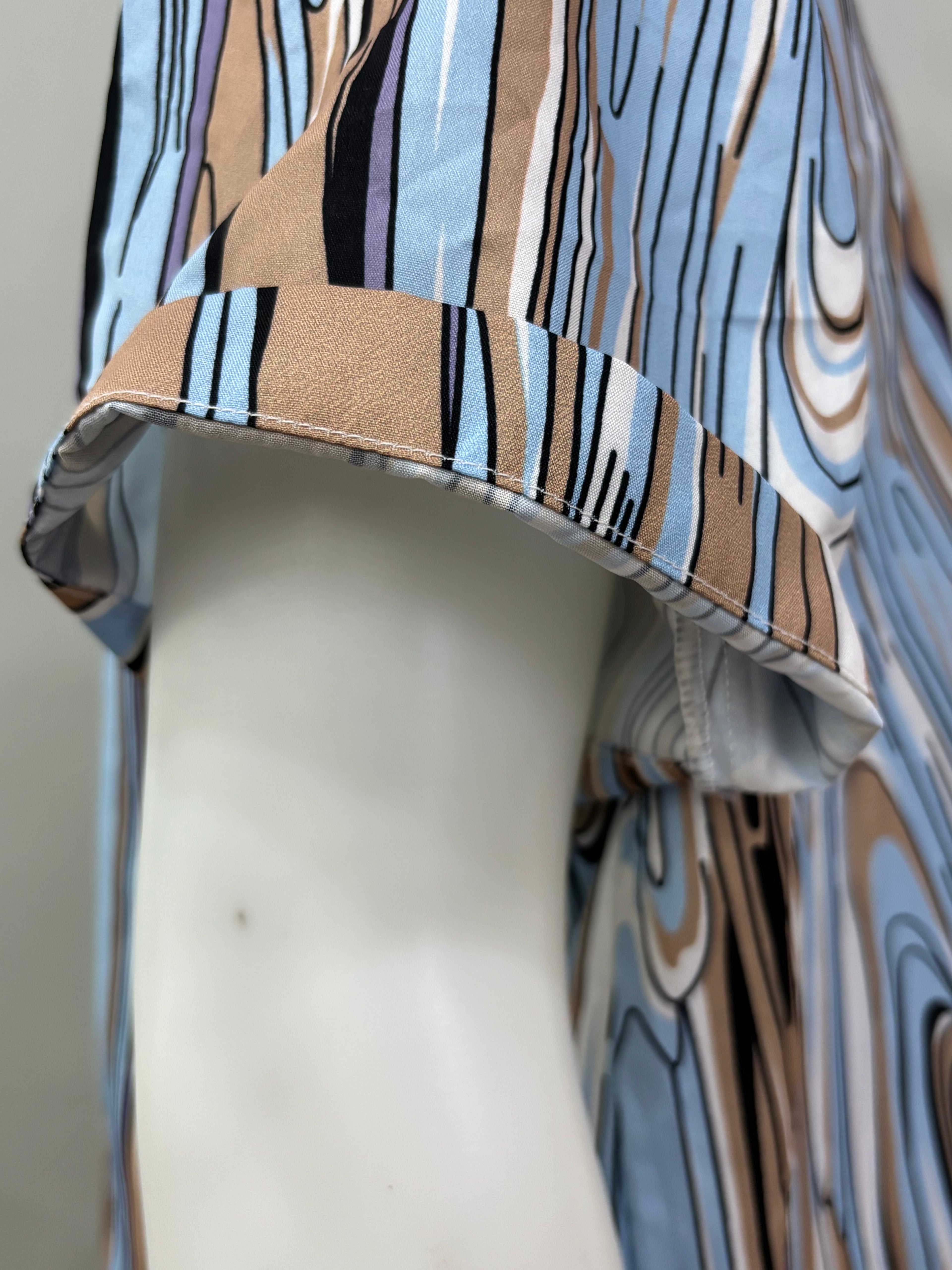 Large Swirl Print/Striking Mix Color Short Sleeve Bottom-Up