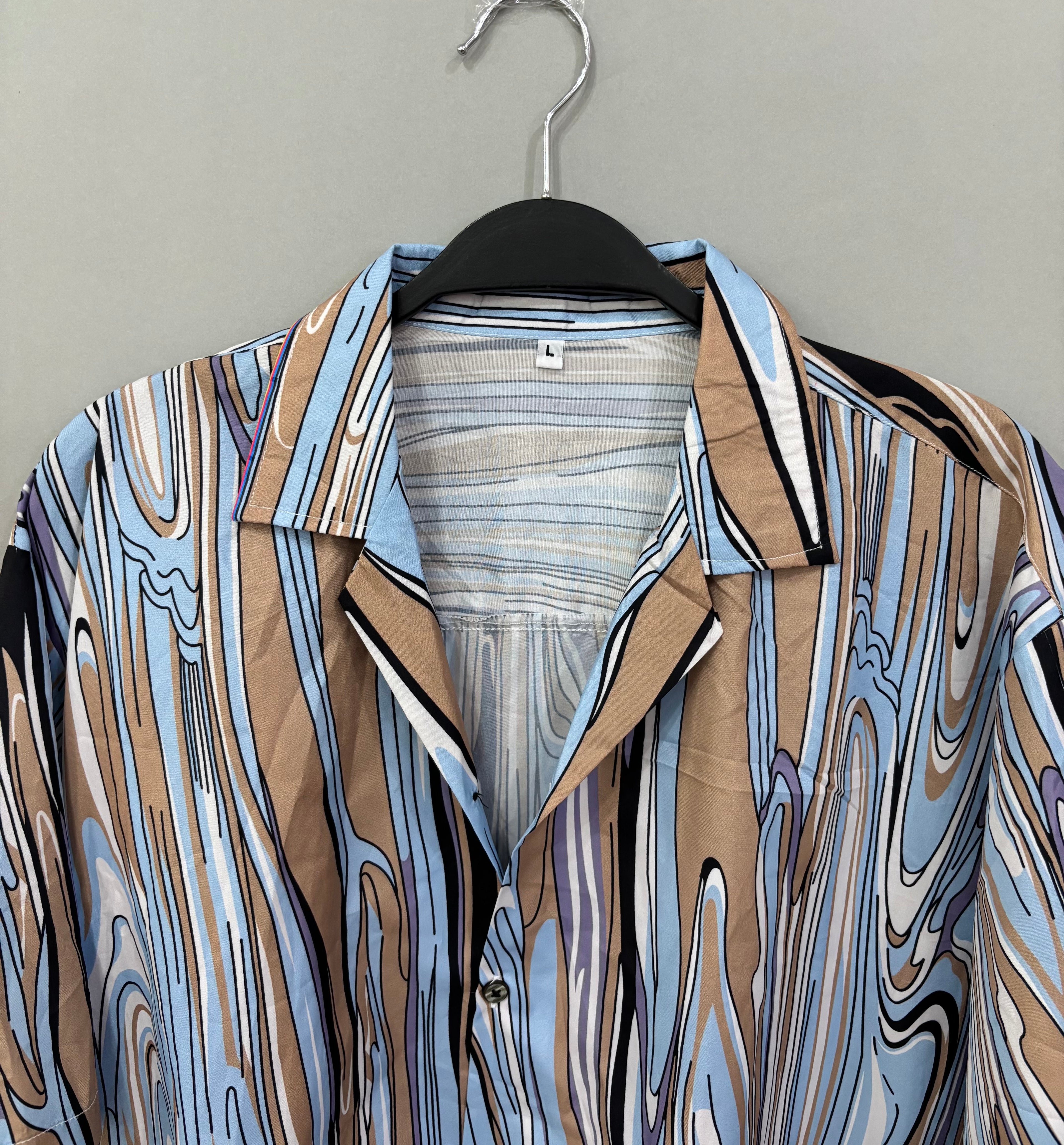 Large Swirl Print/Striking Mix Color Short Sleeve Bottom-Up